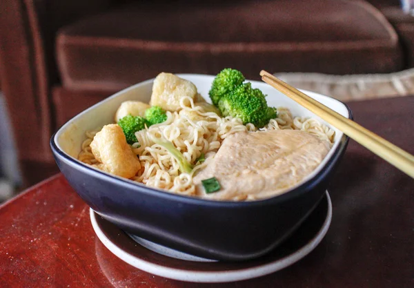 Tavuk göğsü ve tofu ramen puf — Stok fotoğraf