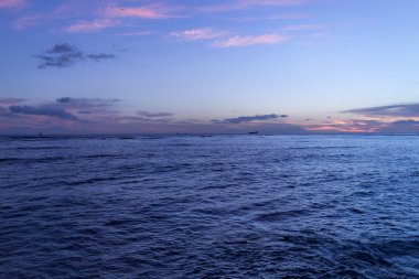 Gün batımında Waikiki suları