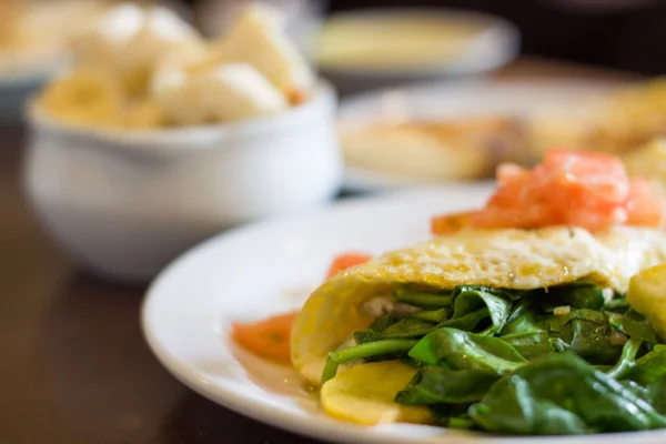 Omelette aux épinards sur la table — Photo