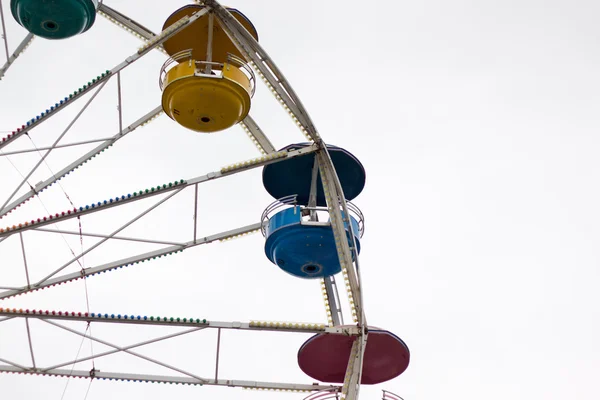 Roda gigante contra branco — Fotografia de Stock