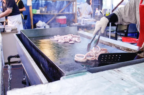 Frying squid at night market — Stock Photo, Image