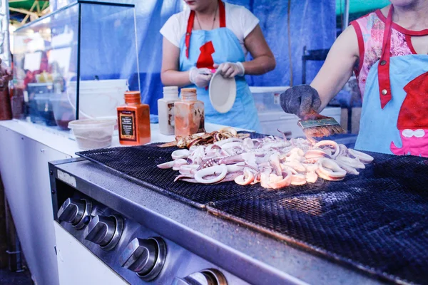 Grillezés a squid a piacon — Stock Fotó