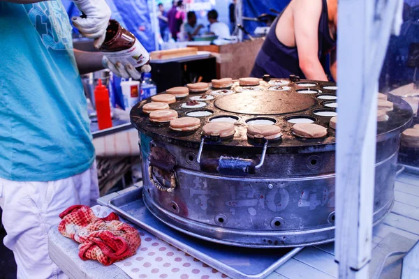 Maken van cookies op de markt — Stockfoto