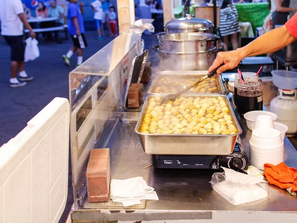 Voorbereiding vis ballen bij nachtmarkt — Stockfoto