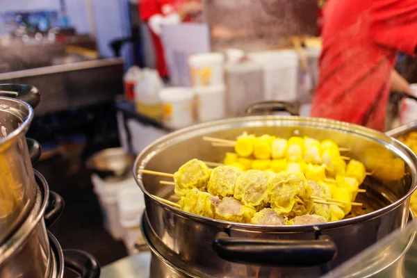 Pork dumplings in steamer — Stock Photo, Image