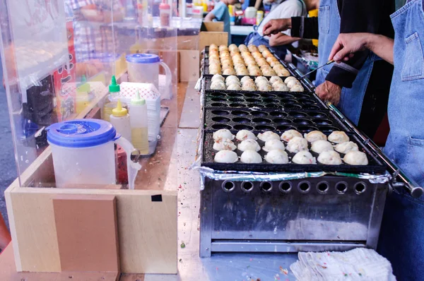 Stoom broodjes bij nachtmarkt voorbereiden — Stockfoto