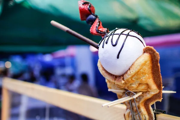 Speciale wafel uitlopend aan avondmarkt — Stockfoto