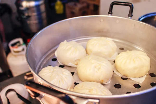 Steam buns at night market — Stock Photo, Image