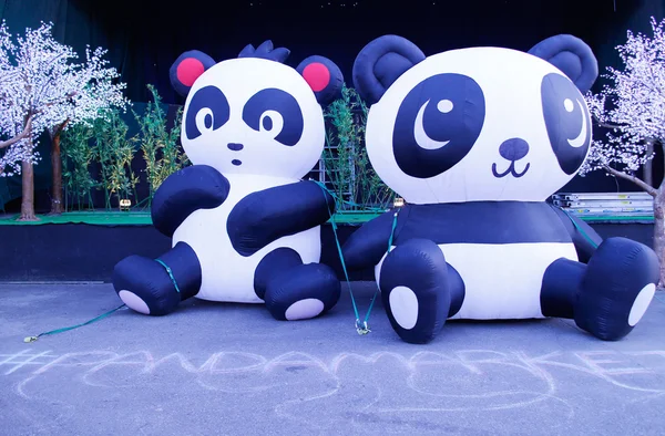 Giant panda balloons at the night market — Stock Photo, Image