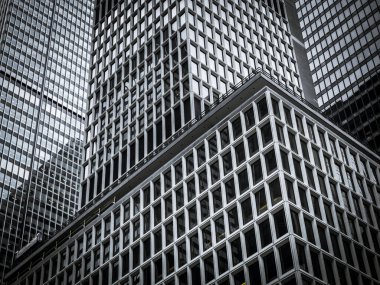 Geometrik desenli bulutlu bir günde New York 'taki yoğun gökdelenler ve binalar