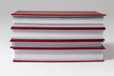 Kırmızı ciltli kitap yığını ya da beyaz arkaplan raporları. Boşluğu kopyala.