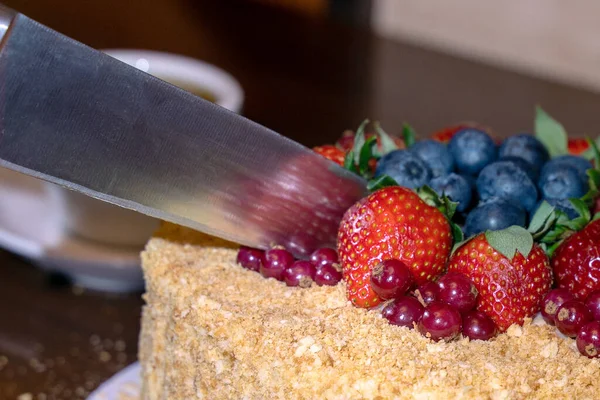 Kapalı Mutfak Bıçağı Karışık Böğürtlenlerle Süslenmiş Kek Kesimi Ahşap Masaya — Stok fotoğraf