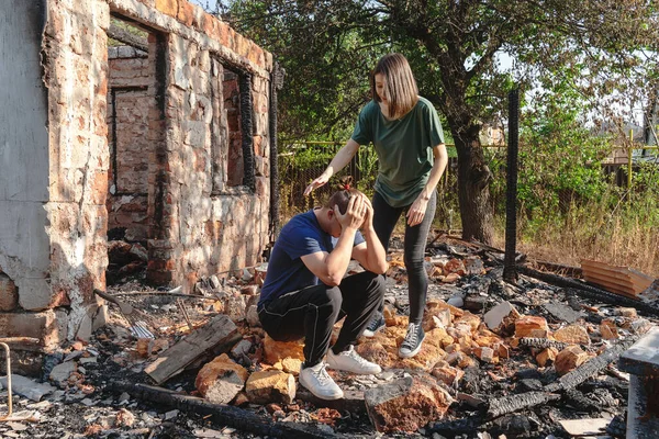 Jeune Couple Sur Les Ruines Maison Détruite Par Feu Fenêtre Images De Stock Libres De Droits