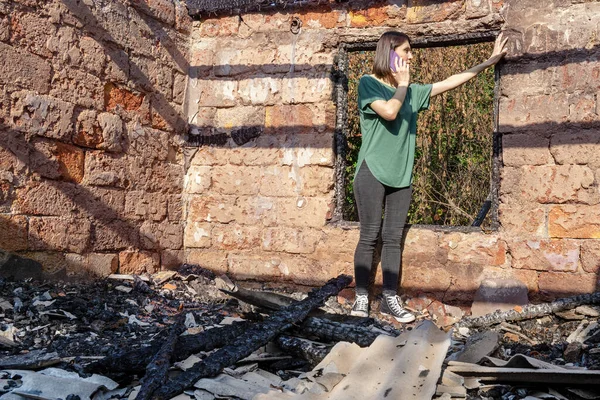 Молодая Женщина Звонит Мобильному Телефону Стоя Доме Разрушенном Пожаром Поврежденные Лицензионные Стоковые Фото