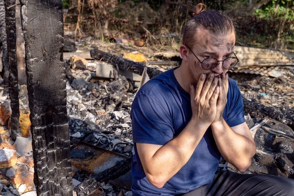 Jeune Homme Est Assis Sur Les Ruines Maison Détruite Par Image En Vente