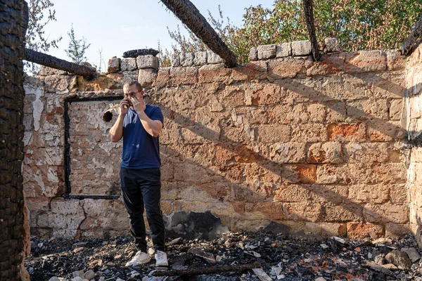 Jeune Homme Appelle Par Téléphone Portable Debout Dans Maison Détruite Images De Stock Libres De Droits