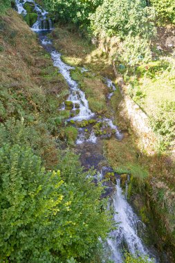 İspanya 'nın Burgos eyaletindeki Tobera kasabası şelaleleri