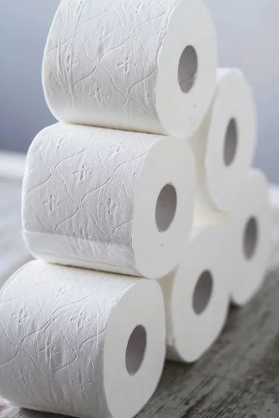 Toaletní Papír Role Naskládané Doma — Stock fotografie