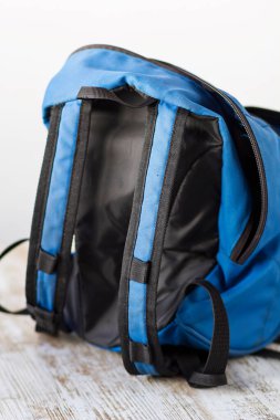 Bir sırt çantası ve yürüyüş ekipmanı.