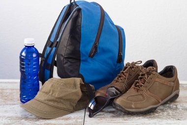 Bir sırt çantası ve yürüyüş ekipmanı.