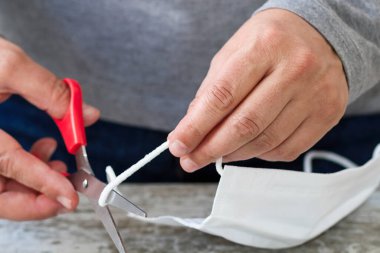 Çevreye saygı göstermek için prezervatifleri kullan-at maskeye çevirin.