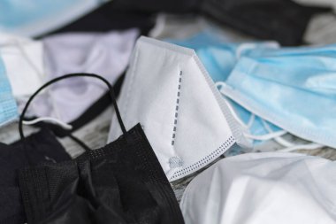 Kullanılmış tek kullanımlık maske