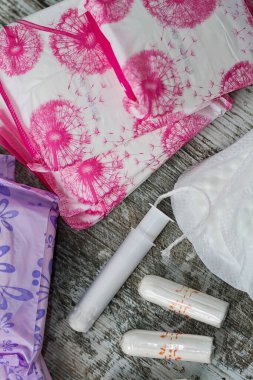 Mahrem kadın hijyen yastıkları ve tamponlar.