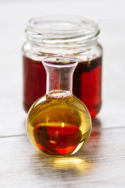 Bir şişe çay, limon ve bal.