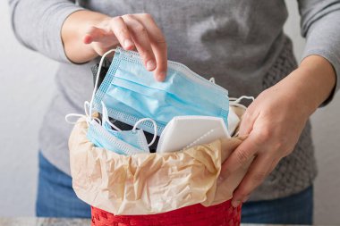 Kullanılmış tek kullanımlık maske