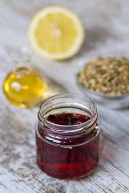 Bir şişe çay, limon ve bal.