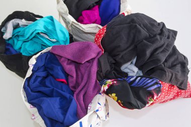 Kıyafetlerle dolu yeniden kullanılabilir kumaş torbaları.