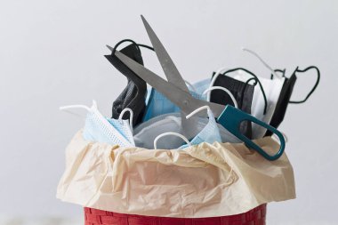 Tek kullanımlık maskenin elastik bantlarını kes