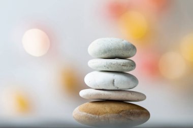 Renkli bir arka planı olan rahatlatıcı bir atmosferde taş yığını.