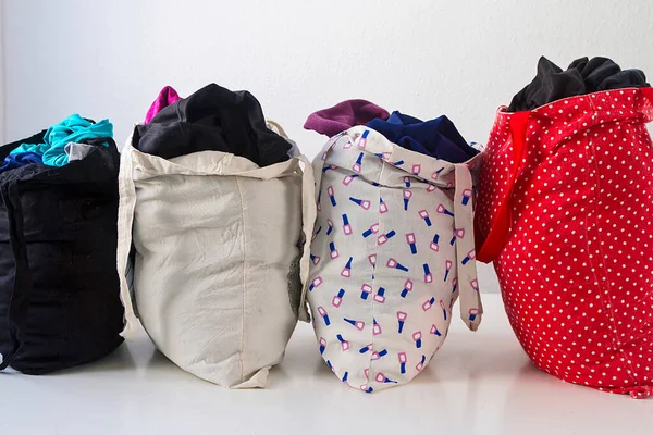 再利用可能な布バッグでいっぱい服 — ストック写真