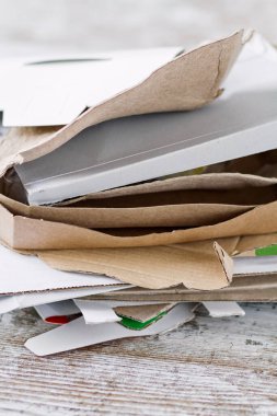 Geri dönüştürülmek üzere dizilmiş bir evden kalan karton artıklar