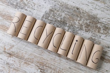 Geri dönüşüm kavramını gösteren sıralanmış karton rulo