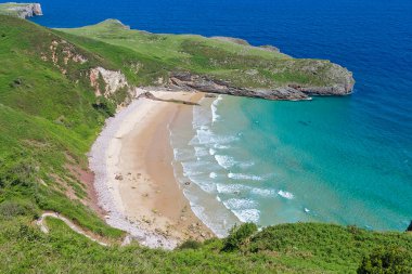 İspanya 'nın Asturias kıyısındaki Llanes belediyesinin panoramik manzarası