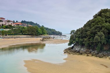 Urdaibai doğa koruma alanındaki Mundaka kasabası, İspanya.