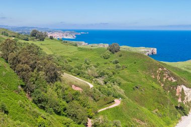 İspanya 'nın Asturias kıyısındaki Llanes belediyesinin panoramik manzarası