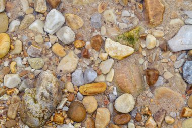 doku kum ve taşların sahilde