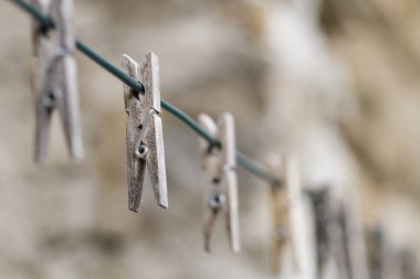 Bir kır çiftliğinde eski ve soluk mandallar