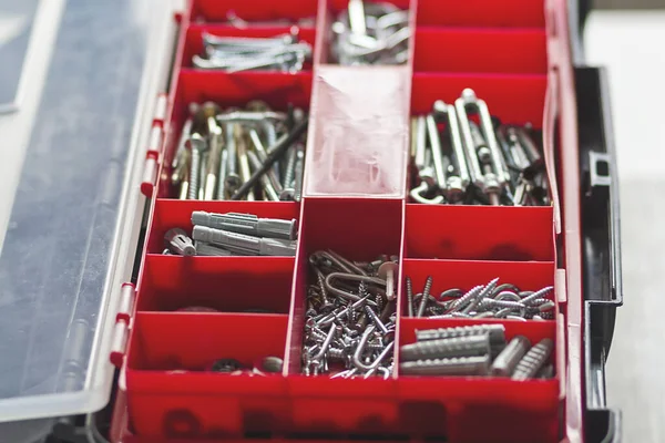 Vidaları ve çivileri olan bir alet kutusu