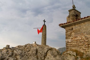 İspanya 'nın Guipuzcoa kentindeki bir dağın tepesindeki tahkimat ve dini bina.