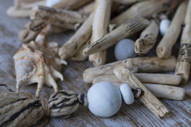 Sürüklenen dallardan yapılmış el yapımı süs ürünleri.