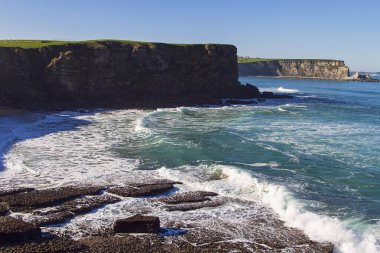 İspanya 'nın Cantabria kentindeki Galizano belediyesindeki uçurum kıyılarının peyzajı ve morfolojisi