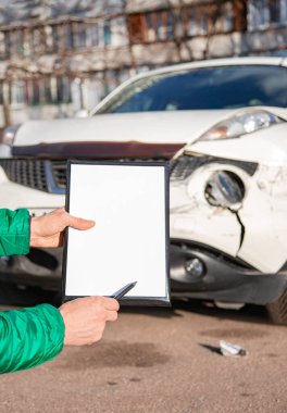 Metin için boşluk, boş belge kapat. Bir sigorta acentesi bir kazadan sonra araç hasarını inceleyip inceleyecek. Yoldaki bir kazadan sonra aracın teftişi.