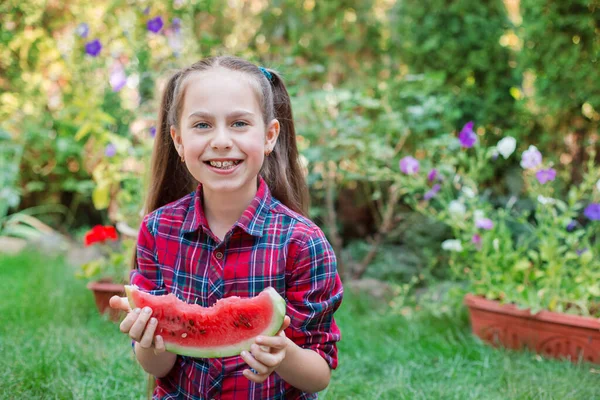 Gadis Bahagia Makan Semangka Kebun Anak Anak Makan Buah Luar — Stok Foto