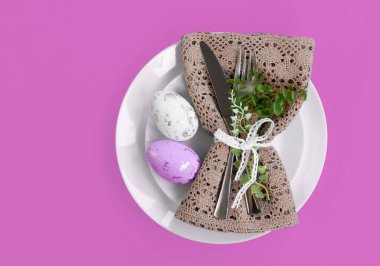 Mutlu Paskalyalar. Paskalya kutlaması. Üst manzara dikey peçete boş beyaz ve sarı plaka, paskalya yumurtaları, izole pembe arka plan. Boşluğu kopyala, metin için yer, pankart.