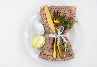 Mutlu Paskalyalar. Paskalya kutlaması. Üst manzara dikey beyaz ve sarı plaka, Paskalya yumurtaları, izole beyaz arka plan. Boşluğu kopyala, metin için yer, pankart.