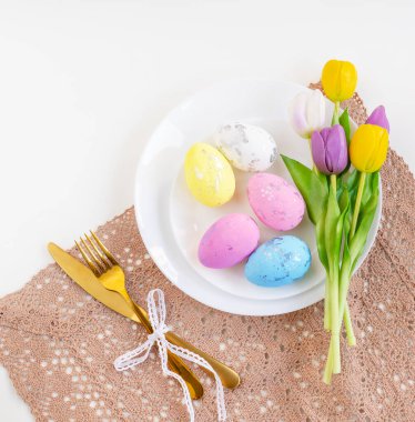 Mutlu Paskalyalar. Paskalya kutlaması. Üst manzara dikey beyaz ve sarı plaka, Paskalya yumurtaları, izole beyaz arka plan. Boşluğu kopyala, metin için yer, pankart.